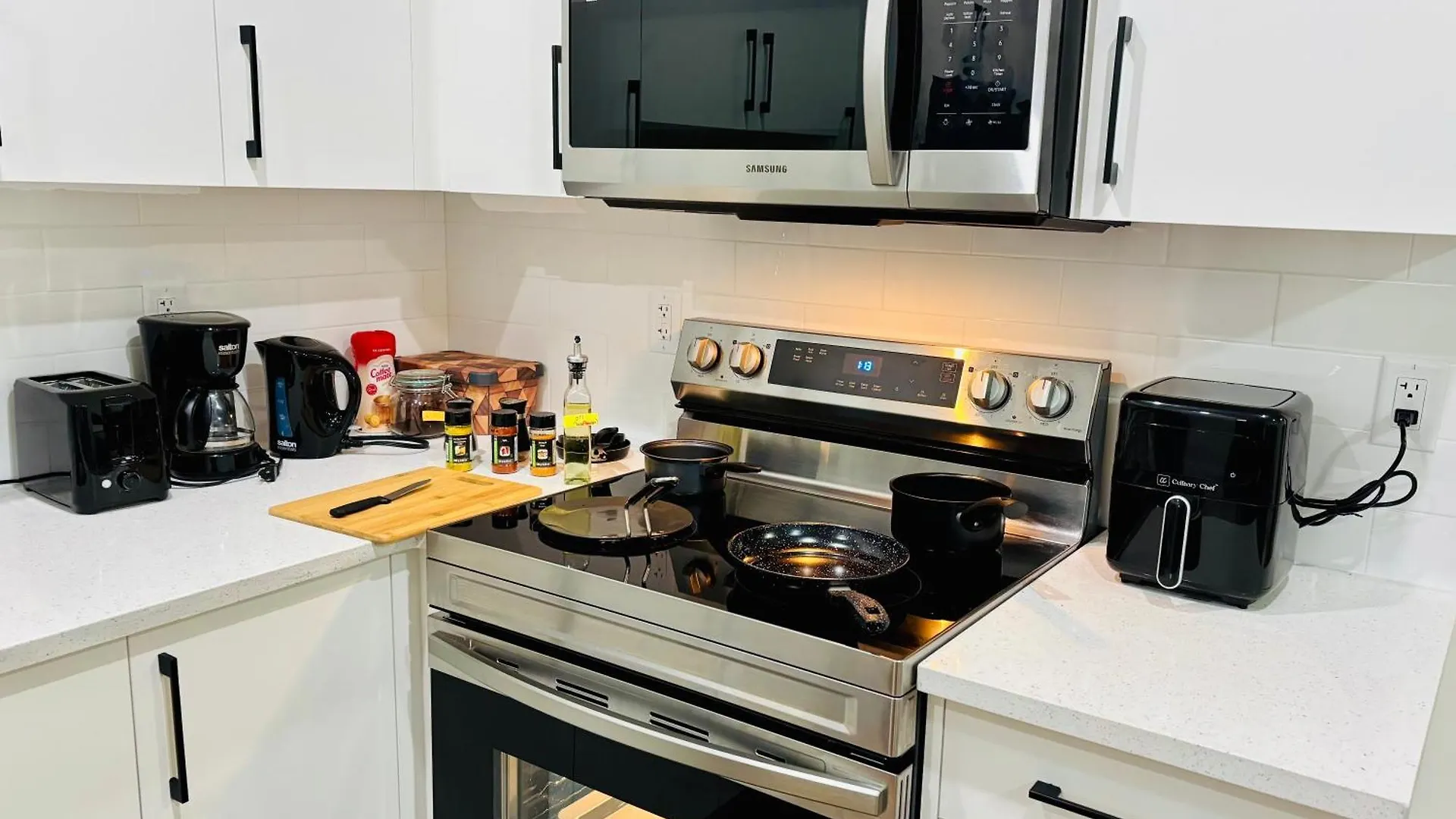 Apartment Charming Stay & Cozy Retreat By Bansari Homes In Edmonton- Yeg